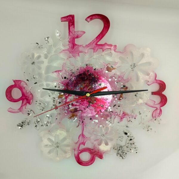Χειροποίητο ρολόι τοίχου με σχέδια λουλουδιών.