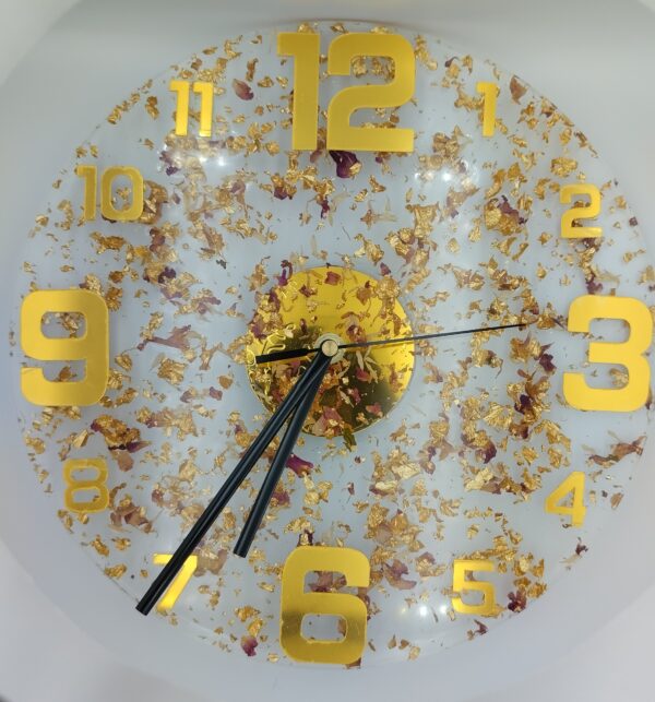 Ρολόι τοίχου με αληθινά λουλούδια και φύλλα χρυσού. Χειροποίητο ρολόι τοίχου από υγρό γυαλί με υψηλής ποιότητας διαφάνεια. Περιέχει αληθινά αποξηραμένα λουλούδια.