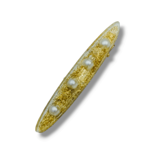 Χειροποίητο κλιπ μαλλιών με χρυσόσκονη και πέρλες σε ένα ιδιαίτερο σχήμα μεσα σε υγρό γυαλί. Η βάση του είναι χρυσή μεταλλική και το στοιχείο απο υγρό γυαλί.