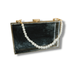 Τσάντα clutch με χειροποίητο σχέδιο από υγρό γυαλί,σε μαύρο χρώμα . Για κράτημα περιέχει ένα κοντό λουράκι με πέρλες και μία αλυσίδα χιαστί