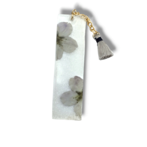 Μικρός σελιδοδείκτης από υγρό γυαλί με σχέδιο λουλούδια.