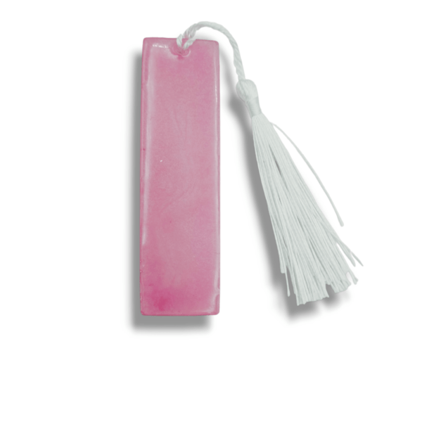 Μικρός σελιδοδείκτης σε ροζ περλέ χρώμα και λευκή φούντα. Το υγρό γυαλί είναι οικολογικό, μη τοξικό, υψηλής ποιότητας και ανθεκτικότητας.