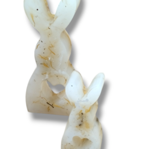 Πασχαλινά κουνελάκια από υγρό γυαλί. Το χειροποίτηο σετ αποτελείται απο 2 αγαλματάκια κουνελάκια από υγρό γυαλί σε λευκό χρώμα με κίτρινα πέταλα λουλουδιών.