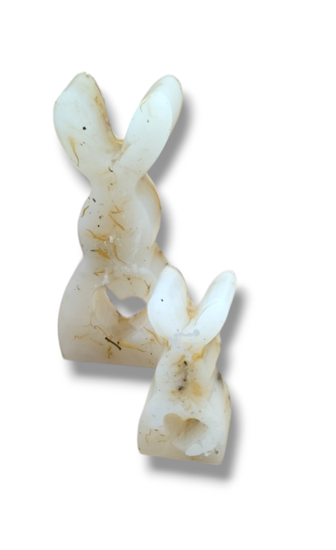 Πασχαλινά κουνελάκια από υγρό γυαλί. Το χειροποίτηο σετ αποτελείται απο 2 αγαλματάκια κουνελάκια από υγρό γυαλί σε λευκό χρώμα με κίτρινα πέταλα λουλουδιών.