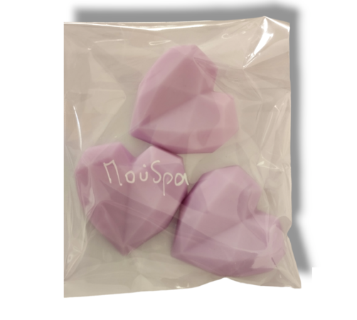 Kαρδιές wax melts με άρωμα πούδρα. Χειροποίητα αρωματικά κεράκια γεωμετρικές καρδιές με άρωμα πού που αποπνέει την αγνή, βρεφική αίσθηση της πούδρας μωρού