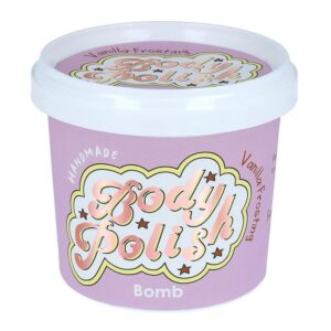 Vanilla Frosting Body Polish 365ml. Scrub αφρόλουτρο με βούτυρο καριτέ. Ο πλούσιος αφρός του αφήνει την επιδερμίδα ολοκάθαρη και ενυδατωμένη με άρωμα βανίλιας και αιθέριων ελαίων μοσχολίβανου και σανδαλόξυλου!