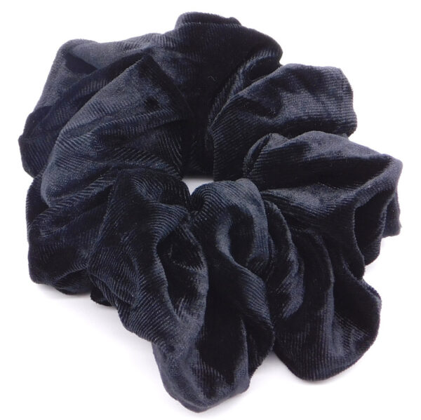 Βελουτέ Scrunchie XL σε μαύρο χρώμα. Τα scrunchies μας προωθούν τα υγιή μαλλιά. Είναι πολύ απαλά με αποτέλεσμα να μην προκαλούν σπάσιμο.