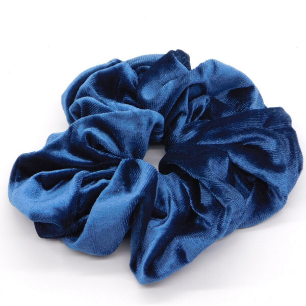 Βελουτέ Scrunchie XL σε χρώμα azzure γκρι μπλέ. Τα scrunchies μας προωθούν τα υγιή μαλλιά. Είναι πολύ απαλά με αποτέλεσμα να μην προκαλούν σπάσιμο της τρίχας και να μην ξεμαλλιάζεσαι όταν τα αφαιρείς.