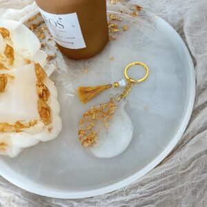 Χειροποίητο μπρελόκ ρόδι από ρητίνη, με χρυσές λεπτομέρειες και φουντάκι. Ένα κομψό γούρι για φίλους, συναδέλφους ή αγαπημένα πρόσωπα – σύμβολο τύχης και αφθονίας για τη νέα χρονιά. 🎄💫