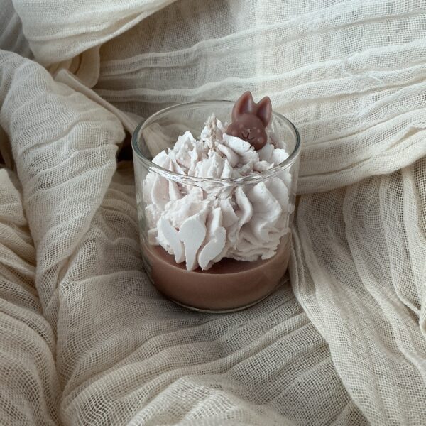 Χειροποίητο Αρωματικό Κερί Τσουρέκι με Διακοσμητικό Κουνελάκι