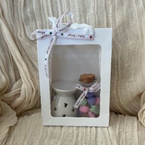 Σετ δώρου με καυστήρα και wax melts. Χειροποίητο σετ με καυστήρα και γυάλινο βάζο με χρωματιστά wax melts σε πασχαλινά σχέδια. Περιέχει 4 διαφορετικά αρώματα Σετ δώρου με καυστήρα και wax melts. Χειροποίητο σετ με καυστήρα και γυάλινο βάζο με χρωματιστά wax melts σε πασχαλινά σχέδια.